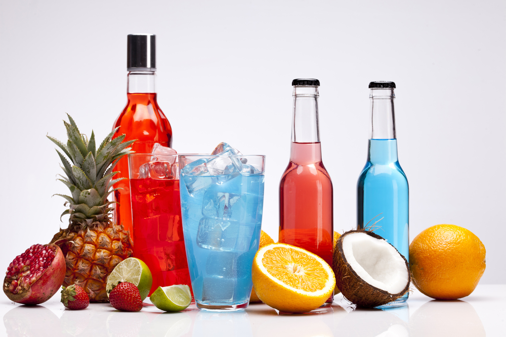 异国情调的酒精饮料设置与孤立在白色酒泉的水果异国情调的酒精饮料套装与水果隔离在白色背景